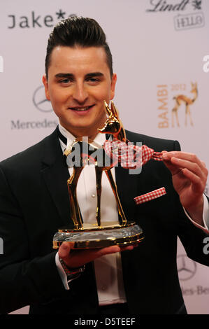 Österreichische Sänger Andreas Gabalier mit dem Bambi-Pokal bei der Preisverleihung in Düsseldorf, Deutschland, 22. November 2012. Die Bambis sind die wichtigsten deutschen Medien Auszeichnungen und sind zum 64. Mal vorgestellt. Foto: Henning Kaiser/Dpa +++(c) Dpa - Bildfunk +++ Stockfoto