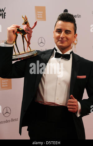 Österreichische Sänger Andreas Gabalier mit dem Bambi-Pokal bei der Preisverleihung in Düsseldorf, Deutschland, 22. November 2012. Die Bambis sind die wichtigsten deutschen Medien Auszeichnungen und sind zum 64. Mal vorgestellt. Foto: Henning Kaiser/Dpa +++(c) Dpa - Bildfunk +++ Stockfoto