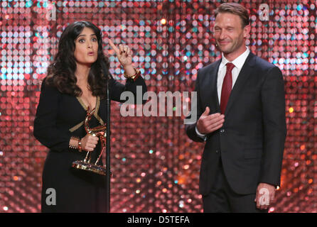 Mexikanische Schauspielerin Salma Hayek mit dem Bambi-Trophäe in der Kategorie  Film International  neben Moderator, Schauspieler Thomas Kretschmann bei der Preisverleihung in Düsseldorf, Deutschland, 22. November 2012 auf der Bühne. Die Bambis sind die wichtigsten deutschen Medien Auszeichnungen und sind zum 64. Mal vorgestellt. Foto: Oliver Berg/Dpa +++(c) Dpa - Bildfunk +++ Stockfoto