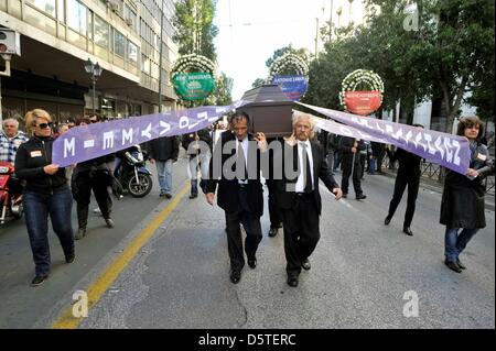 Städtische Arbeiter tragen einen Sarg durch die Straßen von Athen während Protestaktionen gegen die Pläne der griechischen Regierung 2000 Beamte an den allgemeinen Arbeitsmarkt Pool, Griechenland, 22. November 2012 ernennen. Die Demonstration wurde von den Gewerkschaften der städtische Angestellte POE-OTA initiiert. Foto: Michalis Karagiannis Stockfoto