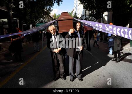 Städtische Arbeiter tragen einen Sarg durch die Straßen von Athen während Protestaktionen gegen die Pläne der griechischen Regierung 2000 Beamte an den allgemeinen Arbeitsmarkt Pool, Griechenland, 22. November 2012 ernennen. Die Demonstration wurde von den Gewerkschaften der städtische Angestellte POE-OTA initiiert. Foto: Michalis Karagiannis Stockfoto