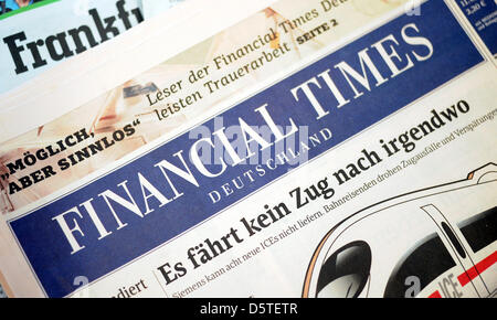 ILLUSTRATION - liegt eine Ausgabe der Zeitung Financial Times Deutschland neben anderen Zeitungen in Düsseldorf, 23. November 2012. Publishing House Gruner + Jahr schließt die tägliche Wirtschaftszeitung "Financial Times Deutschland". Die letzte Ausgabe ist nach Berichten über 23. November 2012 am 7. Dezember 2012, veröffentlicht werden. Foto: FEDERICO GAMBARINI Stockfoto