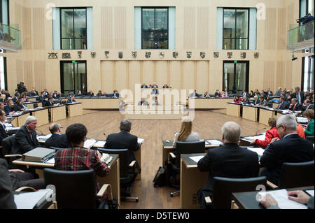 Der deutsche Bundesrat (Bundesrat) trifft sich in Berlin, Deutschland, 23. November 2012. Das umstrittene Steuerabkommen mit der Schweiz versäumt, übergeben: Bundesländer von SPD und grünen Alliance90/The regiert die Sätze der Finanzminister Schaeuble abgelehnt. Foto: MAURIZIO GAMBARINI Stockfoto