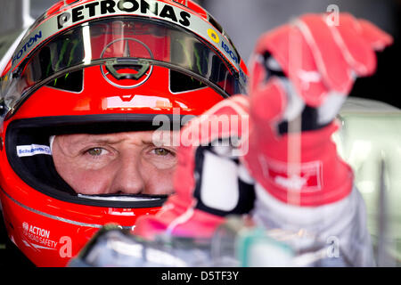 Deutsche Formel1 Rennfahrer Michael Schumacher von Mercedes AMG bereitet sich auf einen Lauf während des ersten Trainings auf dem Autodromo Jose Carlos Pace in Sao Paulo, Brasilien, 23. November 2012. Die Formel 1 Grand Prix von Brasilien stattfinden am 25. November 2012. Foto: David sollte/Dpa +++(c) Dpa - Bildfunk +++ Stockfoto