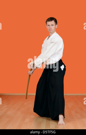 Der Mann führt Übungen aikido Stockfoto