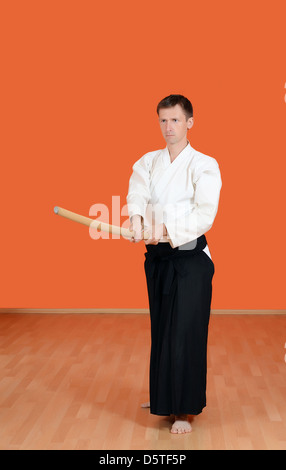 Der Mann führt Übungen aikido Stockfoto