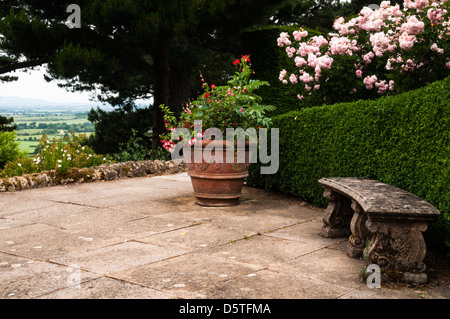 Eine Terrasse mit Blick auf die hügelige Landschaft der Cotswolds innerhalb Kiftsgate Court Gardens, Cotswolds, Gloucestershire, England Stockfoto