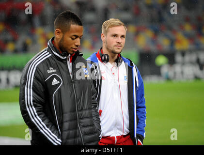 Hamburgs Maximilian Beister (R) und Dennis Aogo sind die deutschen Fußball-Bundesliga Fußball-Mathc zwischen Fortuna Düsseldorf und dem Hamburger SV in Esprit Arena in Düsseldorf, 23. November 2012 gesehen. Foto: Jonas Guettler Stockfoto