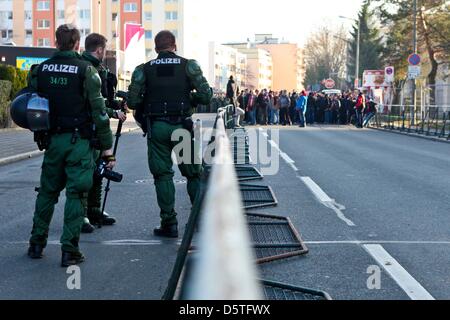 Polizisten eskortieren Fußball-Fans in die Trolli Arena vor dem Derby zwischen der SpVgg Greuther Fürth und 1. FC Nürnberg in Fürth, Deutschland, 24. November 2012. Foto: SVEN GRUNDMANN Stockfoto