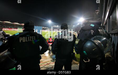 Polizisten stehen an der Seitenlinie während der deutschen Bundesliga-Spiel zwischen der SpVgg Greuther Fürth und 1. FC Nuremerg in Trolli Arena in Fürth, Deutschland, 24. November 2012.  Foto: SVEN GRUNDMANN (Achtung: EMBARGO Bedingungen! Die DFL ermöglicht die weitere Nutzung der nur bis zu 15 Bilder (keine Sequntial Bilder oder Video-ähnliche Reihe der Bilder erlaubt) über das internet Stockfoto