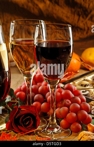 Rot- und Weißwein, Früchte und stieg. Stockfoto