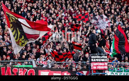 Nürnberger Fans halten Streamer in der deutschen Bundesliga-Spiel zwischen der SpVgg Greuther Fürth und 1. FC Nuremerg in Trolli Arena in Fürth, Deutschland, 24. November 2012. Foto: Sven Grundmann (Achtung: EMBARGO Bedingungen! Die DFL ermöglicht die weitere Nutzung der nur bis zu 15 Bilder (keine Sequntial Bilder oder Video-ähnliche Reihe der Bilder erlaubt) über das Internet und auf Stockfoto