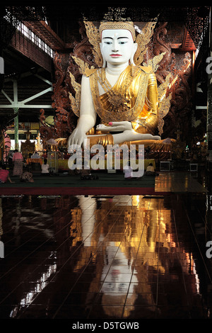 Riesenbuddha mit Reflexion in Ngahtatgyi Tempel Stockfoto