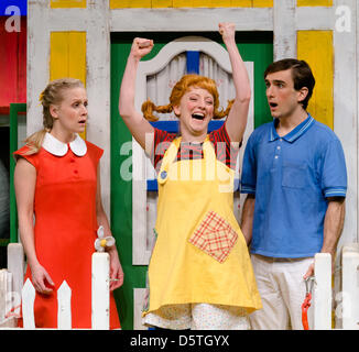 Schauspieler Eileen Weidel als "Annika" (L-R), Julia Hölle als "Pippi Lonstocking" Philipp Weggler als "Tommy" durchführen und während der Foto-Proben für "Pippi Longstocking" in Hamburg, Deutschland, 21. November 2012. Die Weihnachtsgeschichte wird am 23. November 2012 am Ohnsorg-Theater premiere. Foto: Markus Scholz Stockfoto