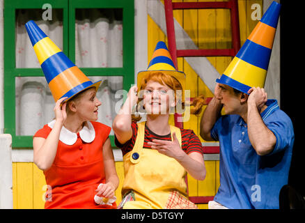 Schauspieler Eileen Weidel als "Annika" (L-R), Julia Hölle als "Pippi Lonstocking" Philipp Weggler als "Tommy" durchführen und während der Foto-Proben für "Pippi Longstocking" in Hamburg, Deutschland, 21. November 2012. Die Weihnachtsgeschichte wird am 23. November 2012 am Ohnsorg-Theater premiere. Foto: Markus Scholz Stockfoto