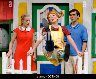 Schauspieler Eileen Weidel als "Annika" (L-R), Julia Hölle als "Pippi Lonstocking" Philipp Weggler als "Tommy" durchführen und während der Foto-Proben für "Pippi Longstocking" in Hamburg, Deutschland, 21. November 2012. Die Weihnachtsgeschichte wird am 23. November 2012 am Ohnsorg-Theater premiere. Foto: Markus Scholz Stockfoto