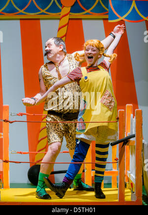 Schauspieler-Jens Peter Brose als "die Macht Adolf" und Julia Hell als "Pippi Lonstocking" durchführen während der Foto-Proben für "Pippi Longstocking" in Hamburg, Deutschland, 21. November 2012. Die Weihnachtsgeschichte wird am 23. November 2012 am Ohnsorg-Theater premiere. Foto: Markus Scholz Stockfoto