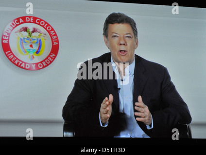 Kolumbianische Präsident Juan Manuel Santos erscheinen durch video-Link Intelligence2 und Google + Host der "Es ist Zeit, Ende der Stockfoto