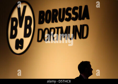 Geschäftsführer Hans-Joachim Watzke von Borussia Dortmund Geht bin 25.11.2012 in Dortmund (Nordrhein-Westfalen) Auf der Mitgliederversammlung des Fußball-Bundesligisten Borussia Dortmund Vor Dem Vereinslogo machen. Der BVB Hat Seine Mitglieder Zur Jährlichen Versammlung im sterben Westfalenhalle Eingeladen. Foto: Kevin Kurek/Dpa +++(c) Dpa - Bildfunk +++ Stockfoto