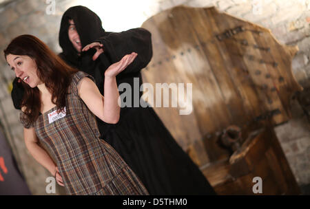 Schauspielerin Leonie Sattler (L) und eine zusätzliche Pose bei einem Casting für Horror Schauspieler im Admiralspalast in Berlin, Deutschland, 25. November 2012. Im Frühjahr 2013 öffnet "Berlin Dungeon" zwischen Hackescher Markt und Alexanderplatz. Der Dungeon wird Entertatining Horror Methoden verwenden, um die Geschichte von Berlin vom Mittelalter bis zur Gegenwart. Foto: Hannibal Stockfoto