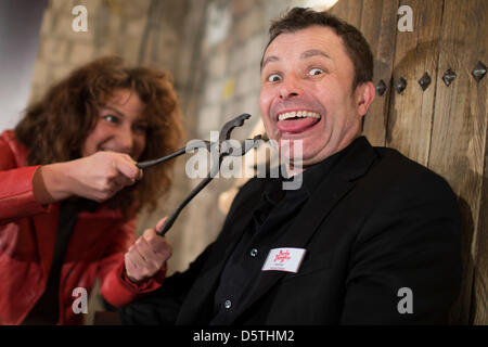 Schauspielerin Nadine Baier (L) und künstlerischen Direktor Keron Smith posieren bei einem Casting für Horror Schauspieler im Admiralspalast in Berlin, Deutschland, 25. November 2012. Im Frühjahr 2013 öffnet "Berlin Dungeon" zwischen Hackescher Markt und Alexanderplatz. Der Dungeon wird Entertatining Horror Methoden verwenden, um die Geschichte von Berlin vom Mittelalter bis zur Gegenwart. Foto: Hannibal Stockfoto