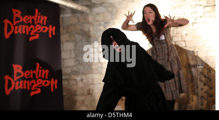 Actress Leonie Sattler (R) und eine zusätzliche Pose bei einem Casting für Horror Schauspieler im Admiralspalast in Berlin, Deutschland, 25. November 2012. Im Frühjahr 2013 öffnet "Berlin Dungeon" zwischen Hackescher Markt und Alexanderplatz. Der Dungeon wird Entertatining Horror Methoden verwenden, um die Geschichte von Berlin vom Mittelalter bis zur Gegenwart. Foto: Hannibal Stockfoto