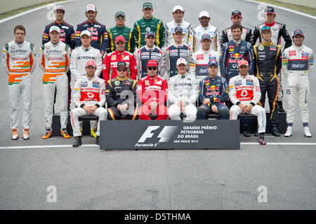 Gruppenfoto von allen Treibern (Front L-R) britischer Formel-1 Pilot Jenson Button von McLaren, finnischer Formel1-Fahrer Kimi Räikkönen von Lotus, spanische Formel1 Piloten Fernando Alonso Ferrari, deutsche Formel1 Rennfahrer Michael Schumacher von Mercedes-AMG, deutsche Formel1-Fahrer Sebastian Vettel von Red Bull, britischer Formel1-Fahrer Lewis Hamilton von McLaren Mercedes Stockfoto
