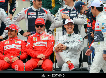 Deutsche Formel1 Rennfahrer Michael Schumacher (3-L) von Mercedes-AMG, spanische Formel1-Fahrer Fernando Alonso Ferrari und brasilianischen Formel1-Pilot Felipe Massa von Ferrari (L) und deutscher Formel-1-Fahrer Sebastian Vettel (2-R) von Red Bull gesehen beim offiziellen Fototermin mit allen Treibern vor dem Start auf dem Autodromo Jose Carlos Pace in Sao Paulo (2 L) , Brasilien, 25 Novemb Stockfoto