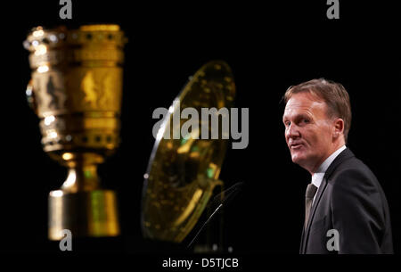 Ménager BVB Hans-Jörg Watzke hält eine Rede in der "Westfalenhalle" in Dortmund, Deutschland, 26. November 2012. Borussia Dortmund KGaA ist der einzige Fußballverein notiert an der Börse in Deutschland. Foto: Bernd Thissen Stockfoto