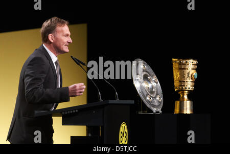 Ménager BVB Hans-Jörg Watzke hält eine Rede in der "Westfalenhalle" in Dortmund, Deutschland, 26. November 2012. Borussia Dortmund KGaA ist der einzige Fußballverein notiert an der Börse in Deutschland. Foto: Bernd Thissen Stockfoto