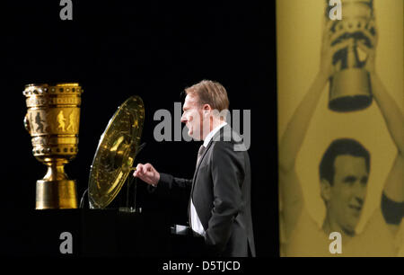 Ménager BVB Hans-Jörg Watzke hält eine Rede in der "Westfalenhalle" in Dortmund, Deutschland, 26. November 2012. Borussia Dortmund KGaA ist der einzige Fußballverein notiert an der Börse in Deutschland. Foto: Bernd Thissen Stockfoto