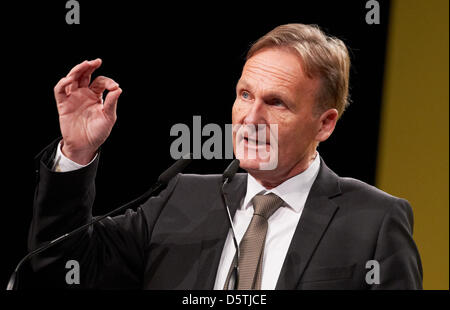 Ménager BVB Hans-Jörg Watzke hält eine Rede in der "Westfalenhalle" in Dortmund, Deutschland, 26. November 2012. Borussia Dortmund KGaA ist der einzige Fußballverein notiert an der Börse in Deutschland. Foto: Bernd Thissen Stockfoto