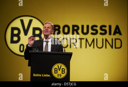 Ménager BVB Hans-Jörg Watzke hält eine Rede in der "Westfalenhalle" in Dortmund, Deutschland, 26. November 2012. Borussia Dortmund KGaA ist der einzige Fußballverein notiert an der Börse in Deutschland. Foto: Bernd Thissen Stockfoto