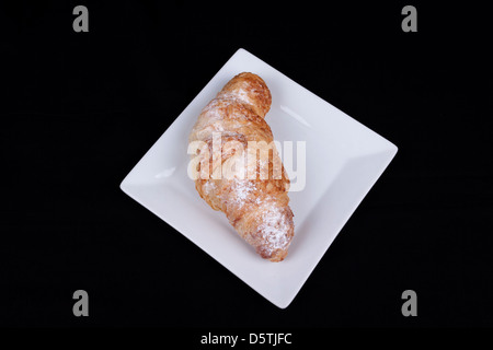 frische Mandel Croissant auf schwarzem Hintergrund isoliert Stockfoto