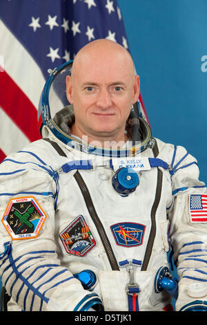 Diese Datei Foto der NASA-Astronaut Scott Kelly, gekleidet in einem russischen Sokol Start und Eintrag Anzug wurde in Star City, Russland im August 2010 vor seinem früheren Missionen an Bord der ISS aufgenommen. Kelly und Mikhail Kornienko, wurden von der NASA, der russischen föderalen Raumfahrtagentur (Roskosmos) und ihre internationalen Partner für eine ein-Jahres-Mission an Bord der International Space Station ausgewählt Stockfoto