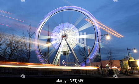 Die "große Berliner Weihnachtsmarkt - Wintertraum am ALEXA" eröffnet in Berlin, Deutschland, 26. November 2012. Der Markt in der Nähe der Mall ALEXA unweit Alexanderplatz wird bis 23. Dezember 2012 geöffnet sein. Foto: Jörg Carstensen Stockfoto
