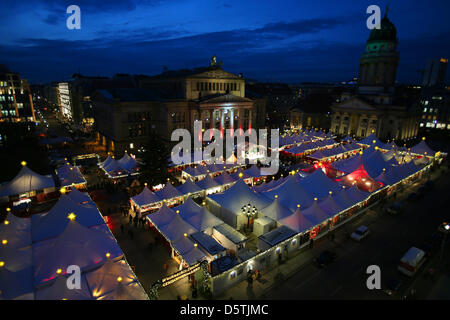 Ein Überblick über den Gendarmenmarkt mit dem Weihnachtsmarkt ist in Berlin, Deutschland, 26. November 2012 abgebildet. Foto: Wolfgang Kumm Stockfoto