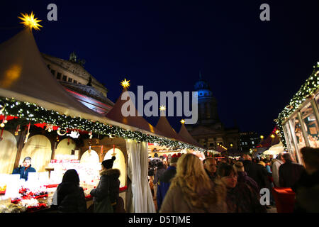 Ein Überblick über den Gendarmenmarkt mit dem Weihnachtsmarkt ist in Berlin, Deutschland, 26. November 2012 abgebildet. Foto: Wolfgang Kumm Stockfoto