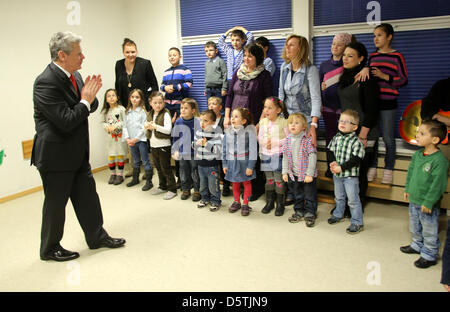 Der Bundespräsident Joachim Gauck Sings bin 26.11.2012 Im Familienzentrum "Netzwerk Immendahl" in Duisburg (Nordrhein-Westfalen) sind natürlich Antrittbesuches in Nordrhein-Westfalen Mit Höhle ging Ein Lied.  Foto: Pool Roland Weihrauch/dpa Stockfoto