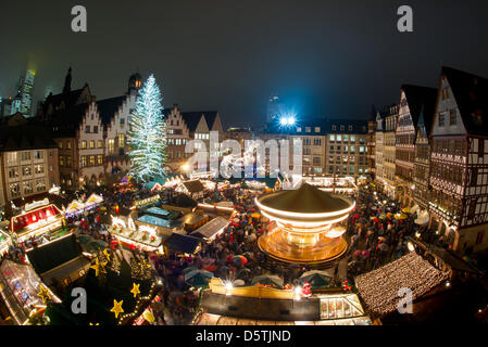 Der traditionelle Weihnachtsmarkt am Roemerberg eröffnet in Frankfurt am Main, 26. November 2012. Neben dem Roemer-Rathaus und der Altstadt entfernt wird der Markt etwa 3 Millionen Besucher anziehen. Foto: Boris Roessler Stockfoto