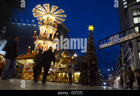 Besucher zu Fuß über den Weihnachtsmarkt an der Gedächtniskirche in Berlin, Deutschland, 26. November 2012. Die Weihnachtsmärkte in Berlin öffnen an diesem Tag. Foto: Britta Pedersen Stockfoto