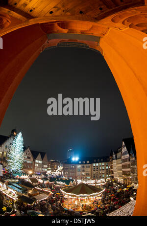 Der traditionelle Weihnachtsmarkt am Roemerberg eröffnet in Frankfurt am Main, 26. November 2012. Neben dem Roemer-Rathaus und der Altstadt entfernt wird der Markt etwa 3 Millionen Besucher anziehen. Foto: Boris Roessler Stockfoto