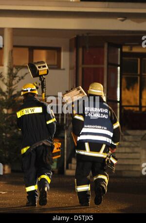 Feuerwehr und technische Helfer arbeiten in einer Behindertenwerkstatt wurde die Website von einem Großbrand in Titisee-Neustadt, Deutschland, 26. November 2012. Aus unklaren Gründen war ein Feuer in der Werkstatt ausgebrochen, 120 Menschen arbeiten deaktiviert. 14 Menschen starben im Feuer. Foto: PATRICK SEEGER Stockfoto