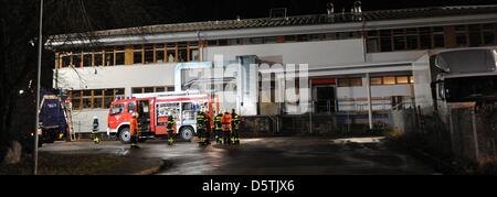 Feuerwehr und technische Helfer arbeiten in einer Behindertenwerkstatt wurde die Website von einem Großbrand in Titisee-Neustadt, Deutschland, 26. November 2012. Aus unklaren Gründen war ein Feuer in der Werkstatt ausgebrochen, 120 Menschen arbeiten deaktiviert. 14 Menschen starben im Feuer. Foto: PATRICK SEEGER Stockfoto