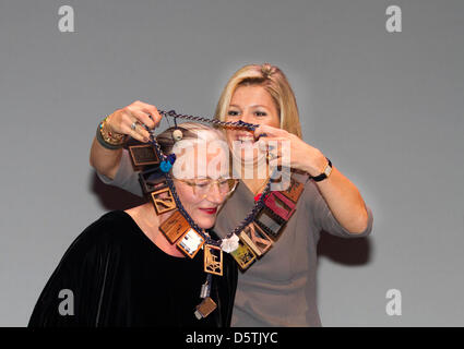 Amsterdam, 26.11.2012 HRH Prinzessin Maxima und Lidewij Edelkoort Ihre Königliche Hoheit Prinzessin Máxima auf Muziekgebouw Aan ' t IJ in Amsterdam den Prinz Bernhard kulturellen 2012 vorgestellt. Die Kultur kennt dieses Lebenswerk jährlich an eine Person oder Institution, die im kulturellen Bereich sehr verdienstvoll ist. Dieses Jahr ging der Preis an Trend Forecaster Lidewij Edelkoort. POOL / A Stockfoto