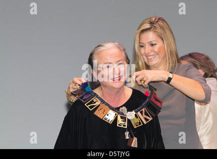 Amsterdam, 26.11.2012 HRH Prinzessin Maxima und Lidewij Edelkoort Ihre Königliche Hoheit Prinzessin Máxima auf Muziekgebouw Aan ' t IJ in Amsterdam den Prinz Bernhard kulturellen 2012 vorgestellt. Die Kultur kennt dieses Lebenswerk jährlich an eine Person oder Institution, die im kulturellen Bereich sehr verdienstvoll ist. Dieses Jahr ging der Preis an Trend Forecaster Lidewij Edelkoort. POOL / A Stockfoto