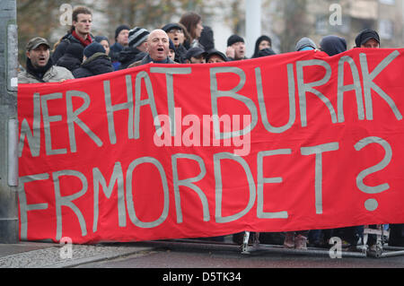 Personen einen Banner die liest ", Burak während einer Demonstration gegen eine NPD-Kundgebung in Berlin, Deutschland, 24. November 2012 getötet hat?". Burak B. wurde am 5. April 2012 im Berliner Bezirk Neukölln gedreht. Motiv und Täter sind noch unbekannt. Foto: Florian Schuh Stockfoto