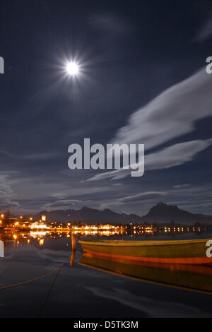 Der Vollmond erhellt den Himmel über dem See Hopfensee in Hopfen, Germany, 26. November 2012. Foto: Karl-Josef Hildenbrand Stockfoto