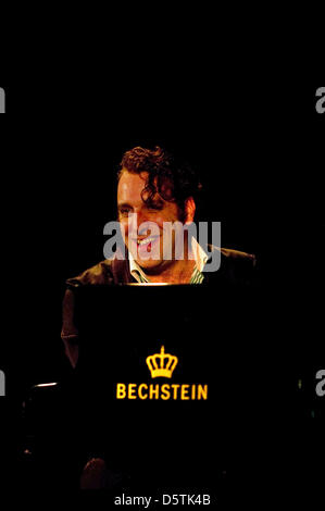 Kanadischer Pianist Chilly Gonzales führt auf der Bühne während eines Konzerts in Kindheitsträumen in Berlin, 26. November 2012. Chilly Gonzales, Jason Charles Beck, geboren ist am besten bekannt für seine erste MC und Electro Alben, aber er ist auch ein Pianist, Produzent und Songwriter. Foto: Alex Ehlers Stockfoto