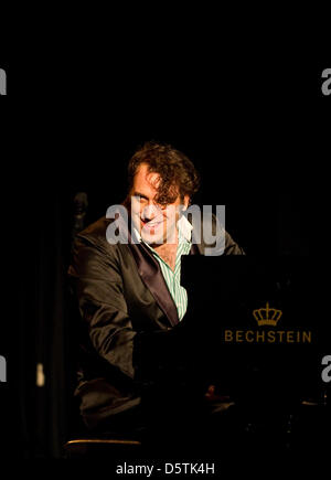 Kanadischer Pianist Chilly Gonzales führt auf der Bühne während eines Konzerts in Kindheitsträumen in Berlin, 26. November 2012. Chilly Gonzales, Jason Charles Beck, geboren ist am besten bekannt für seine erste MC und Electro Alben, aber er ist auch ein Pianist, Produzent und Songwriter. Foto: Alex Ehlers Stockfoto